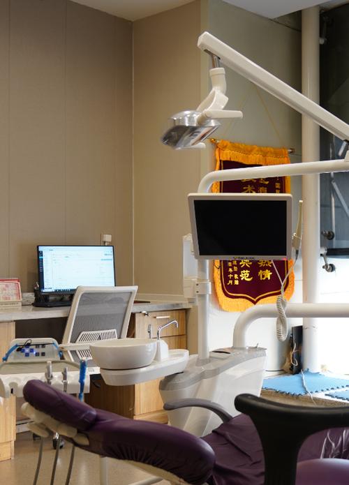 乌鲁木齐海融口腔铁路局门诊种植牙咋样？技术设备医生专业吗？